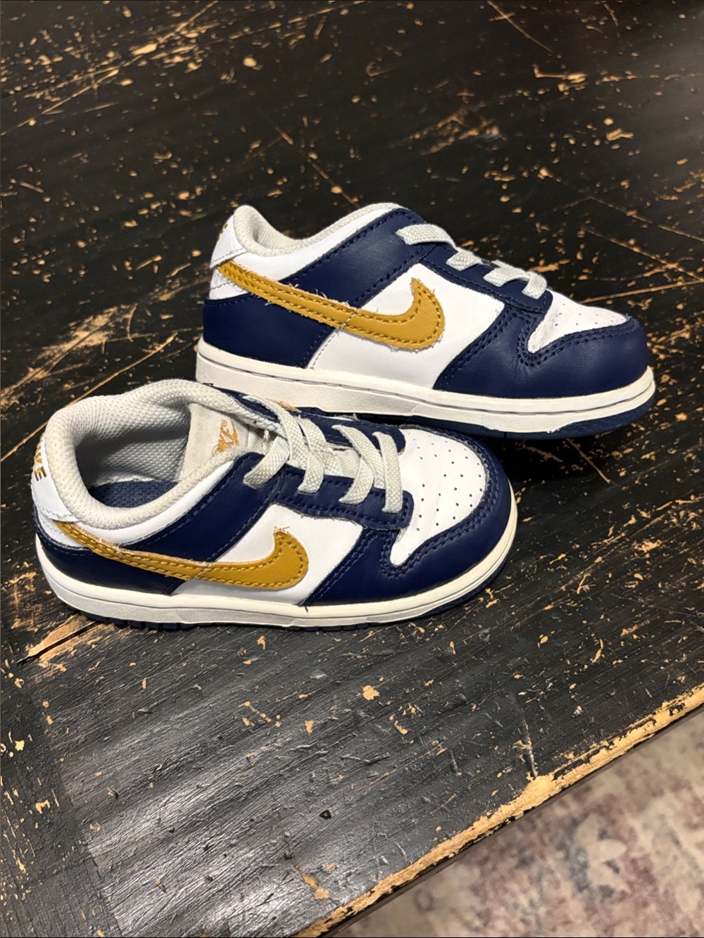 Nike Kids Navy, White & Gold Low-Top Sneakers